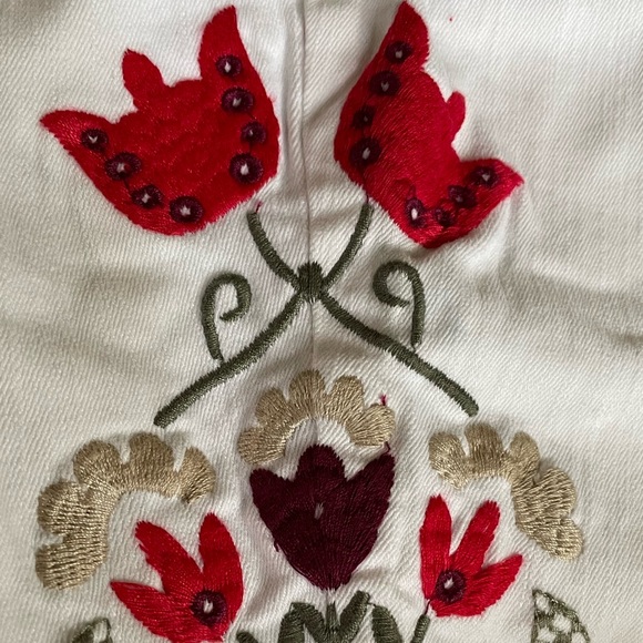 Nine West White Chrystie Embroidered Floral Capri Jeans, Great for Summer, 4 - Picture 9 of 10